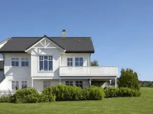 Hvitt og stort hus