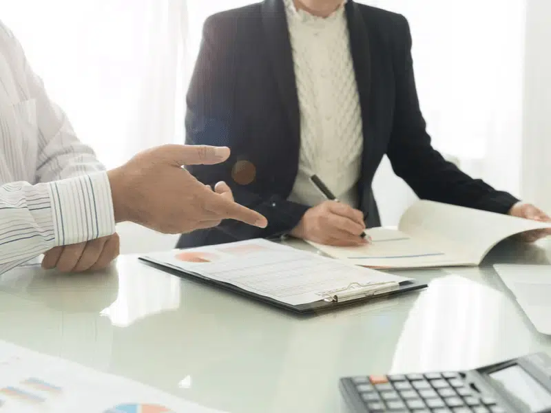 Personer som skriver og diskuterer